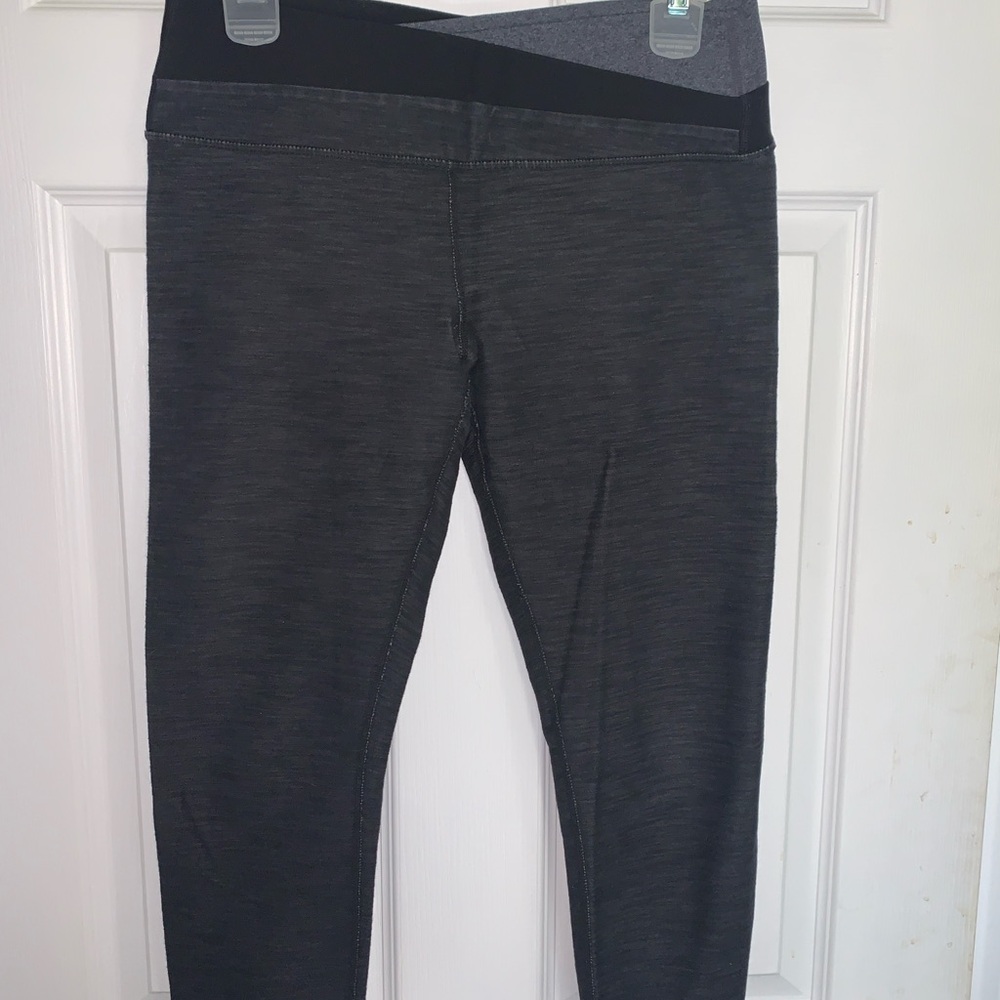 Women’s Lululemon Heathered Grey Capri Leggings Sz 6